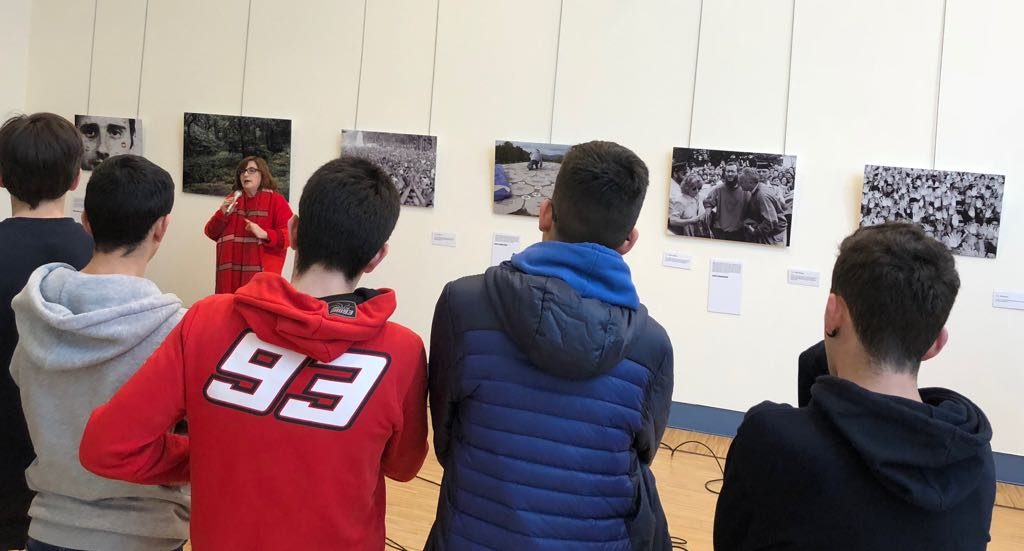 Alumnos del colegio Los Maristas visitan la exposición La Mirada de la víctima