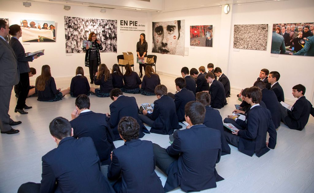 Visita de los estudiantes del Colegio San Jaime de Majadahonda (Madrid) a la exposición de la FMAB.